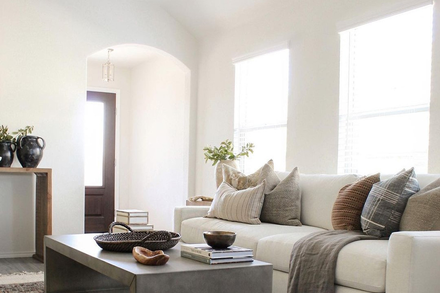 A living room with window blinds.